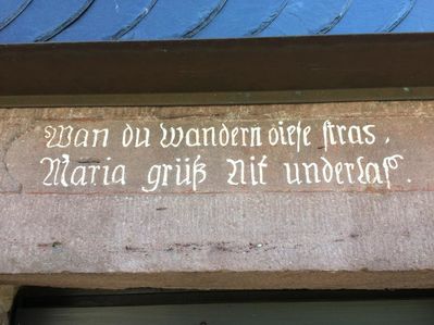Foto: Schriftzug über dem Eingang der Kapelle am Klesberg (privat)